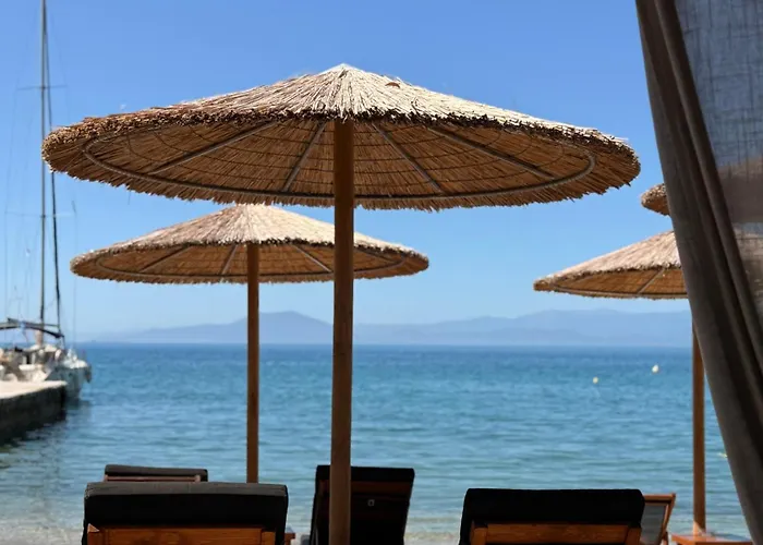 Hotel Pegasus & Coastal Cafe